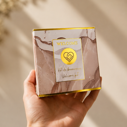 Kit d'accueil personnalisé ouvert avec produits d'hygiène et gourmands