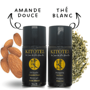Kit accueil salle de bain pour location saisonnière avec shampoing à l'amande douce et gel douche au thé blanc.